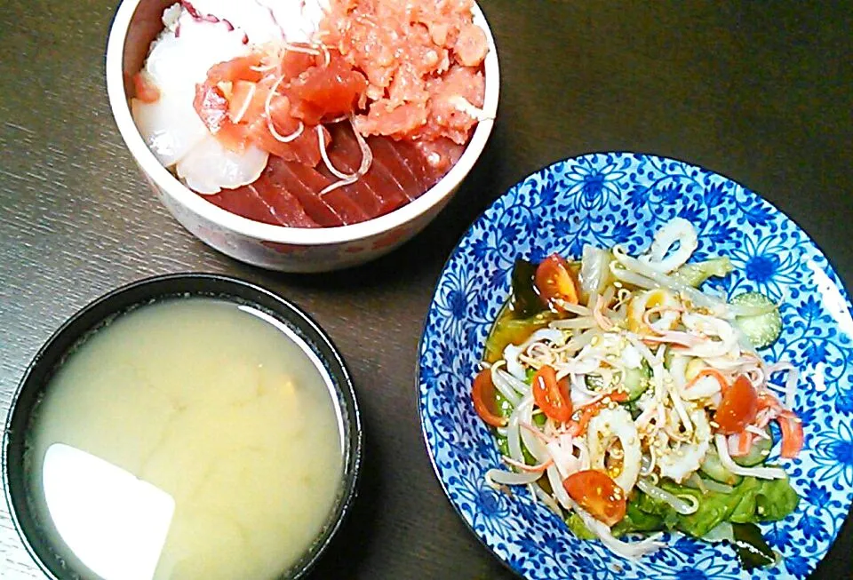 海鮮丼と中華サラダとあさり味噌汁|のりこさん