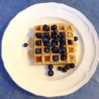 Snapdishの料理写真:Waffle and blueberries|Sai linさん