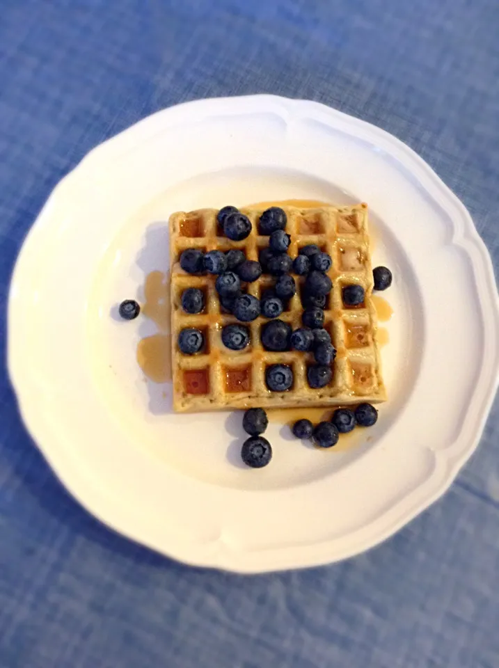 Waffle and blueberries|Sai linさん