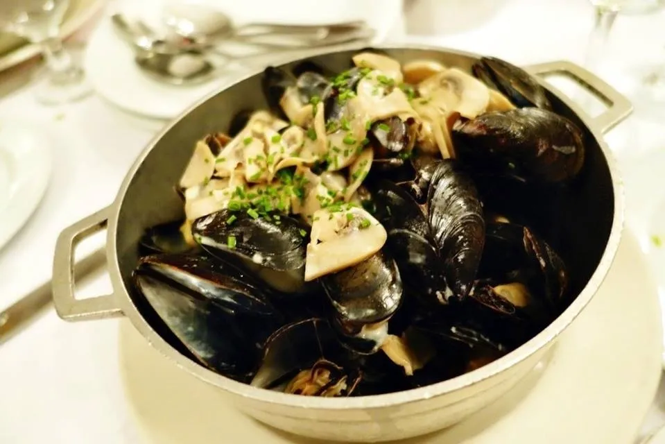 Les Moules Poulette--
Creamy Chicken Broth, Mushrooms, Chives & White Truffle Oil|MyRaXさん