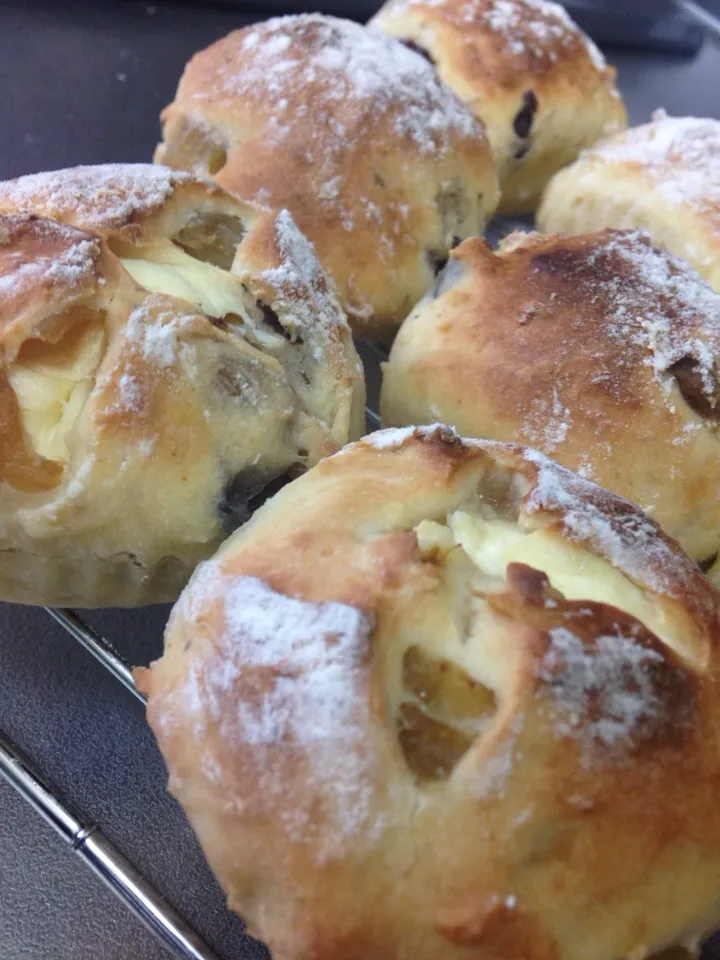 Raisin buns with cream cheese filling|Yuko Sasakiさん