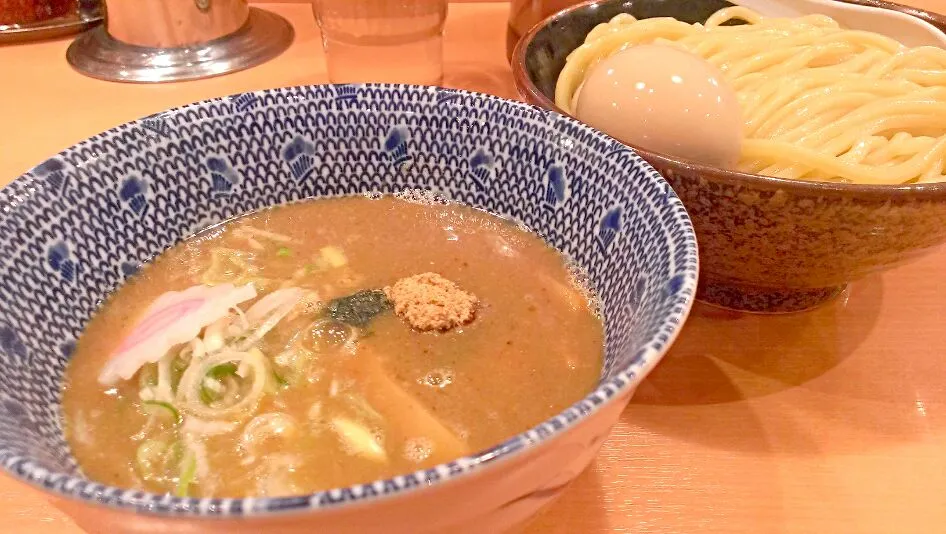 六厘舎TOKYO の味玉つけ麺（並）@東京駅ラーメンストリート|大脇さん