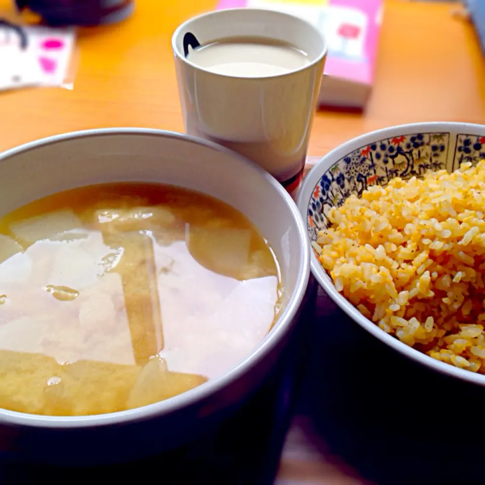 大根味噌汁と卵混ぜ炒め飯|Yoshiさん