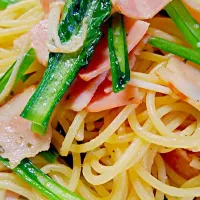 小松菜とベーコン、えのき茸のパスタ󾦀
お昼に冷蔵庫にある材料で作りました󾮔
ガーリックバターに地元の冨士菊醤油を使用♪
美味しかったよ～(≧∇≦)b|Yumi Oharaさん