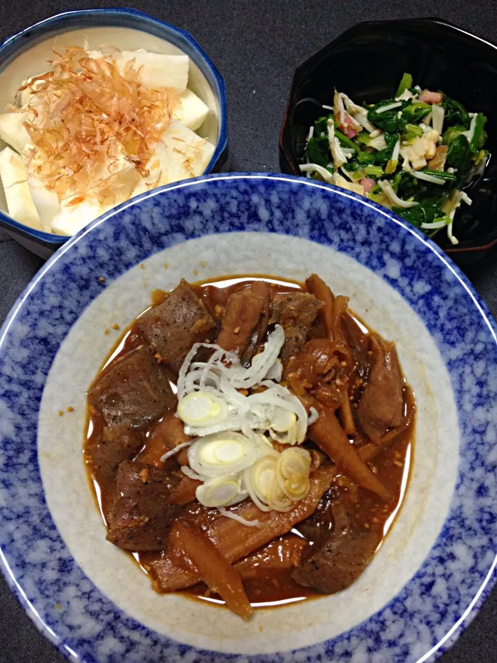 夕飯.もつ煮込み♡きざみ長芋♡ほうれん草とエノキの酢の物♡|みさとさん