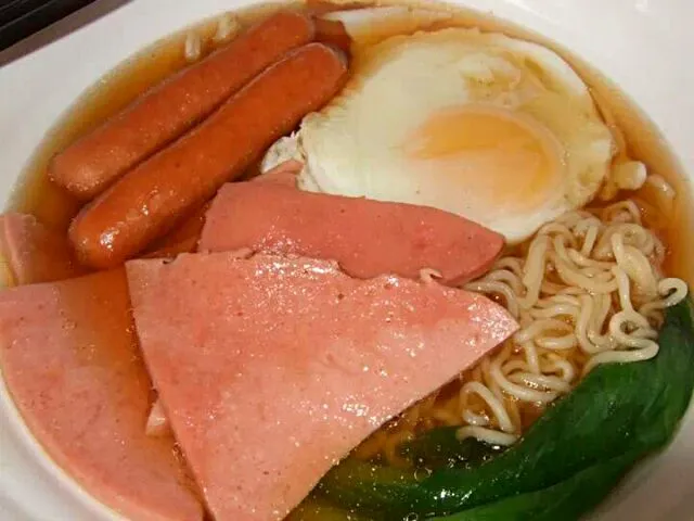 Malacca Trip - Luncheon Meat & Sausage Instant  Noodles|Yvonne Limさん