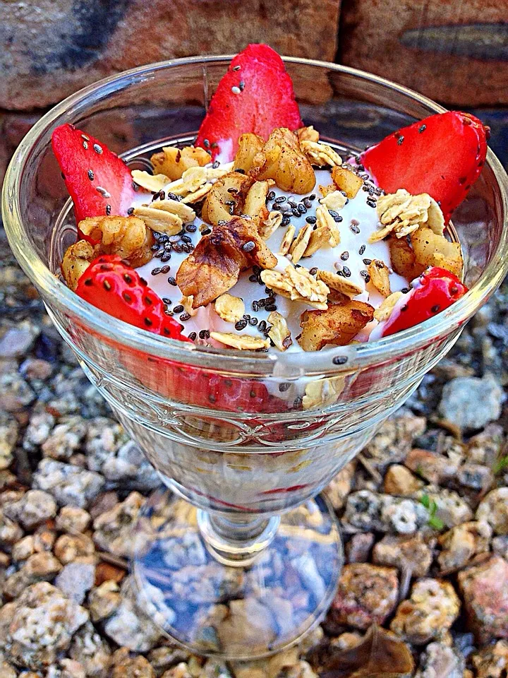 Fruit and yogurt parfait|lindsay robesonさん