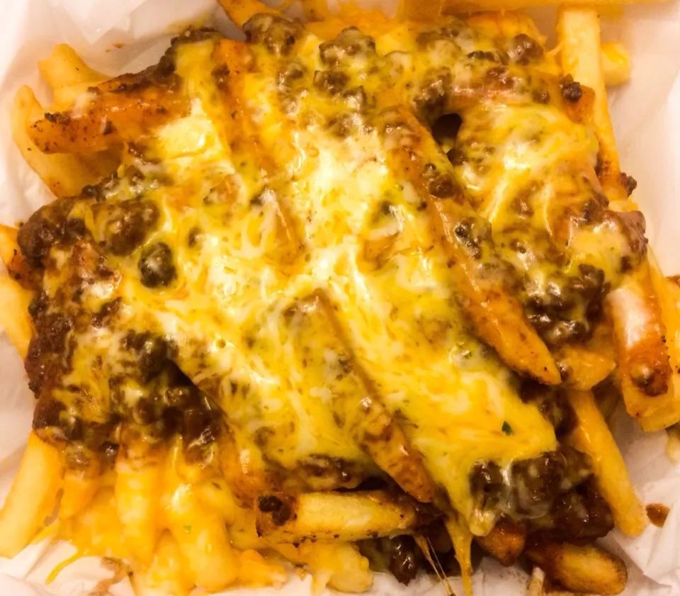 Snapdishの料理写真:Chilli Cheese Fries from Boy's Hamburgers|sooprcoolchicaさん