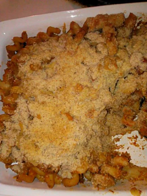 Baked pasta with some turkey, beans, bread crumbs, and cheese.|Polly Gelfusoさん