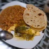 Snapdishの料理写真:tortilla de huevo y jalapeño con frijoles en salsa verde|Enrique Herzoさん