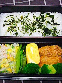 お弁当（もみわかめご飯、春雨サラダ、コロッケ、ほうれん草のナムル、卵焼き、ブロッコリー）|すーさん