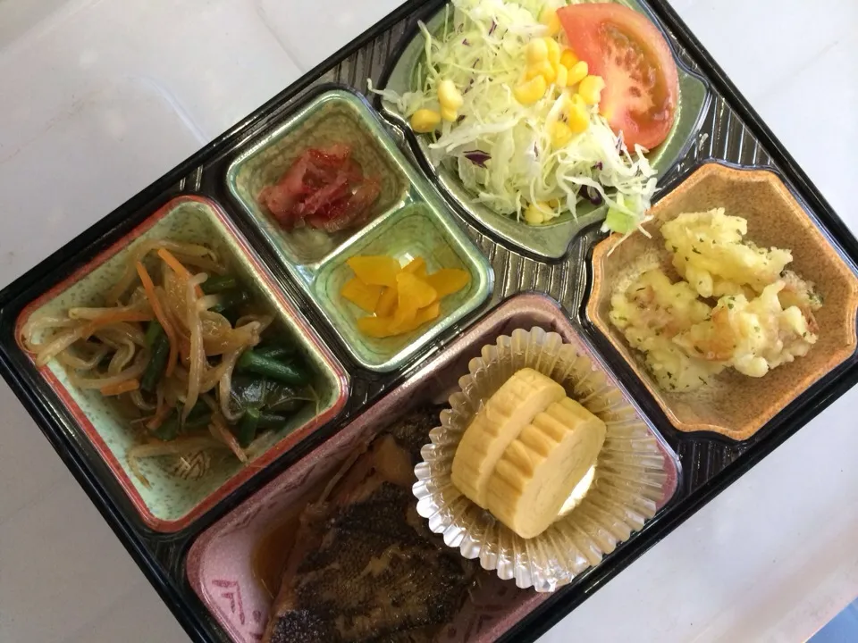 Snapdishの料理写真:日替わり弁当 ニンニクの芽と豚肉のオイスターソース炒め 豊川市と豊橋市大井町へ宅配可能|Naokazu Kuritaさん