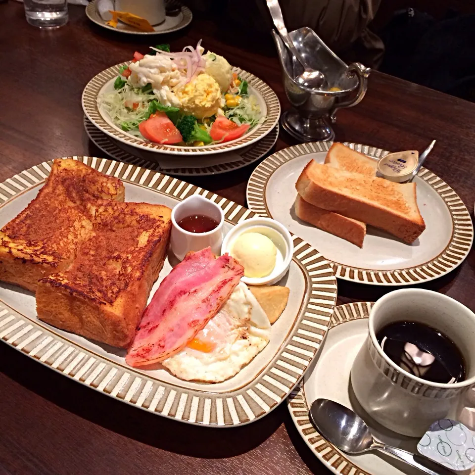 空港で朝ごはん（＾∇＾）3人でぱくぱく。また逢う日まで〜|しーさん