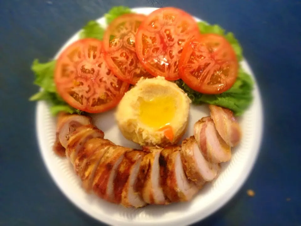 Chicken breast ,stuffed with smoked ham and swiss cheese accompanied with smashed yautia and salad.|Daniel Ayalaさん