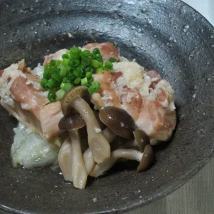 Snapdishの料理写真:圧力鍋で作った、鶏の塩麹蒸し|Wonder chefさん