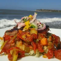 Matambre al horno banado en salsa de variedad de tomates con una cama de cayeye  y decorado con escabeche de cebolla y rabano|Bora Bora Beachさん