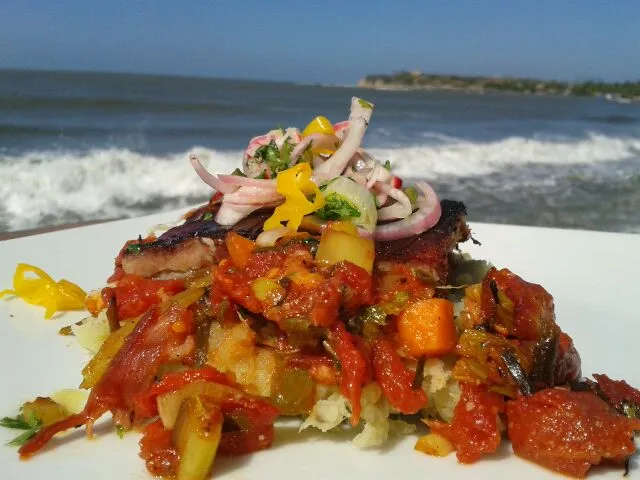 Matambre al horno banado en salsa de variedad de tomates con una cama de cayeye  y decorado con escabeche de cebolla y rabano|Bora Bora Beachさん