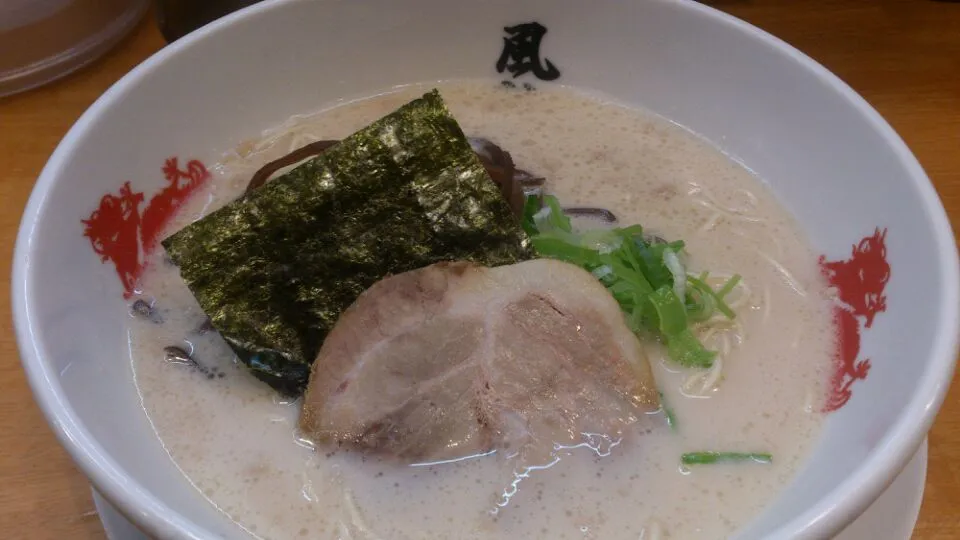 アポの合間に10分飯!
カタ麺は20秒ほどでやって来ます。博多ネイティブじゃないのでバリカタや粉落としはちょっと…|SATOSHI OOCHIさん