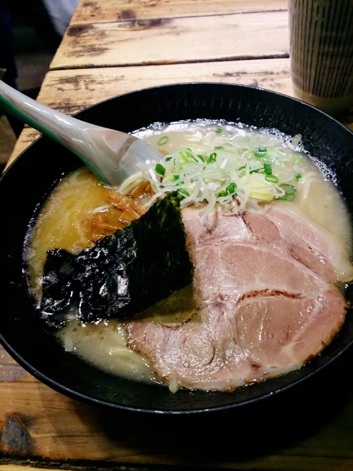 錦糸町のラーメンヨシベーで、ヨシベー塩ラーメン。太麺と細麺選べるというので聞いてみたら太麺がおすすめとのこと。
出てくるの早っ。
マイルドな豚骨スープで美味しい～レトロな店内が素敵。|Reikoさん