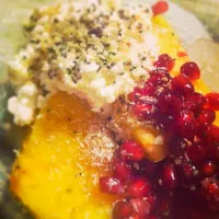 Snapdishの料理写真:PreWorkout Salad :)      Pineapple,pomagranate seeds,cottage cheese,chia seeds and rawHemp Hearts|Cristinaさん