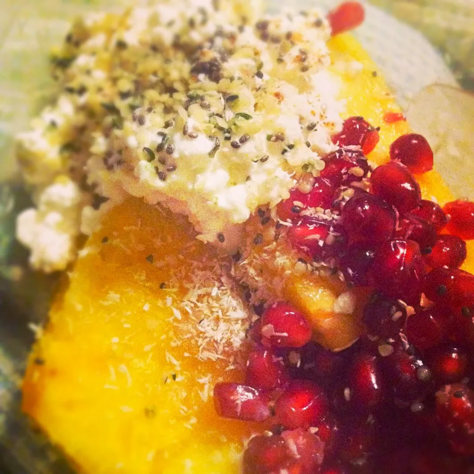 PreWorkout Salad :)      Pineapple,pomagranate seeds,cottage cheese,chia seeds and rawHemp Hearts|Cristinaさん