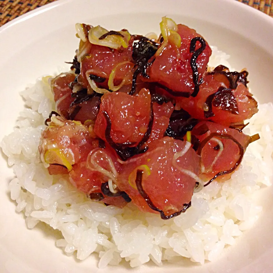 Snapdishの料理写真:chacoさんの料理 塩昆布まぐろ丼|chacoさん