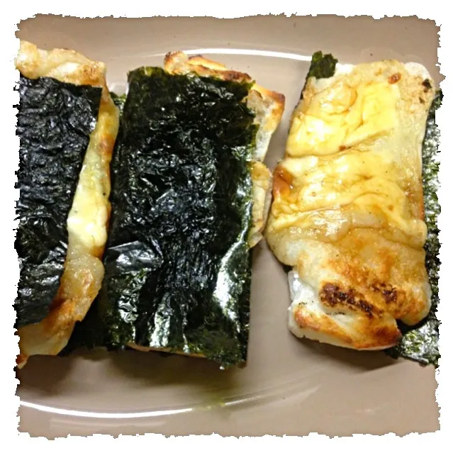 Snapdishの料理写真:給食て出た  チーズ磯辺巻|sonokoさん