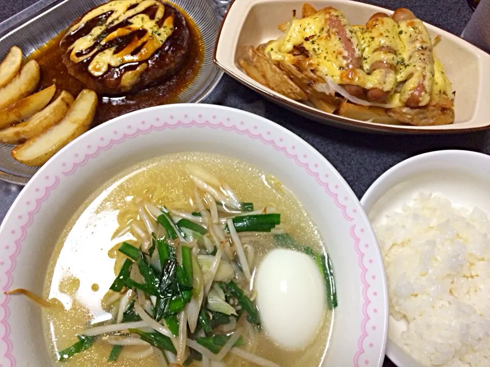 #夕飯 サッポロ一番”極”塩ラーメン、白米、ハンバーグ、ウインナーポテト。やったーー玉子がのってるーーー！|ms903さん