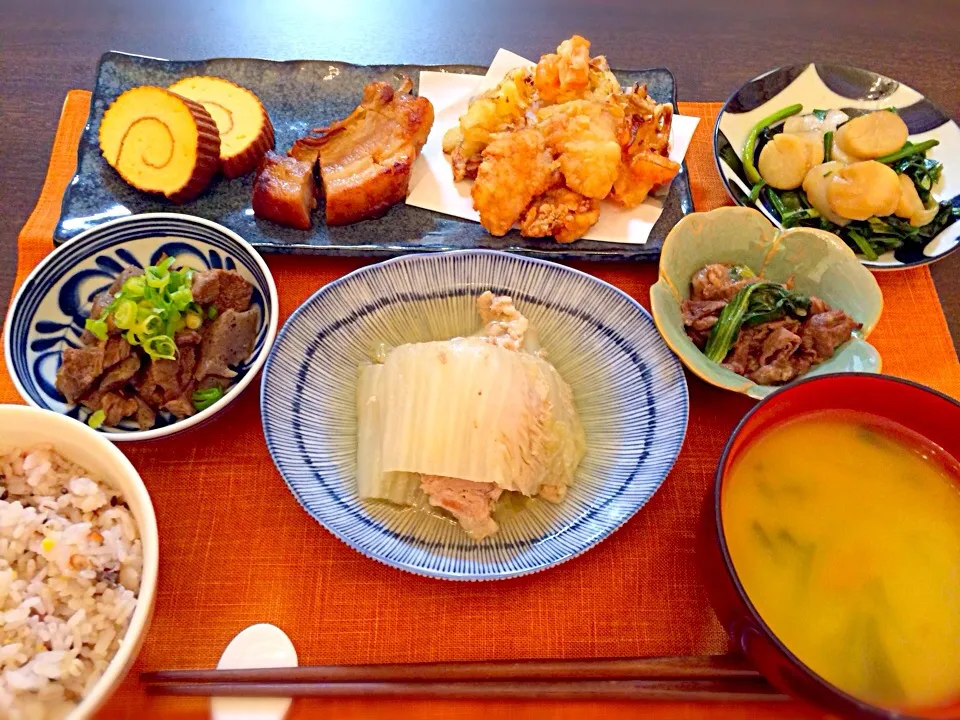 Snapdishの料理写真:牛すじ煮込み  青梗菜と牛肉のオイスターソース炒め  白菜と豚肉のミルフィーユ煮  ホタテと小松菜のバター醤油炒め  伊達巻  スペアリブ  白身の天ぷらとかき揚げ|NAKATAさん