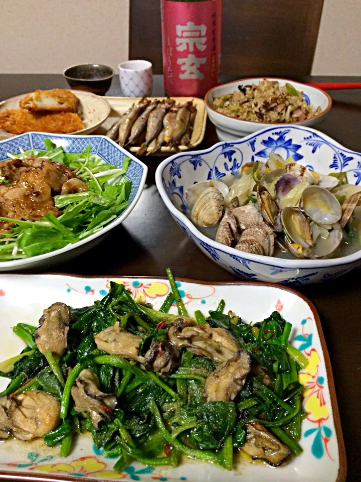 今宵の家居酒屋、牡蠣のオイル漬けとほうれん草の炒めもの、アサリの酒蒸し、豚肉生姜焼きサラダ風(創味の塩だれ)、子持ちししゃも、イカフライ、鰹炒飯、日本酒は宗玄(^o^)|ままぞうさん