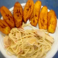 spaghetti cordon Bleu. chickens, bacon, ham, and Alfredo Sauce. With a side of ripe plantains (amarillitos)|Daniel Ayalaさん