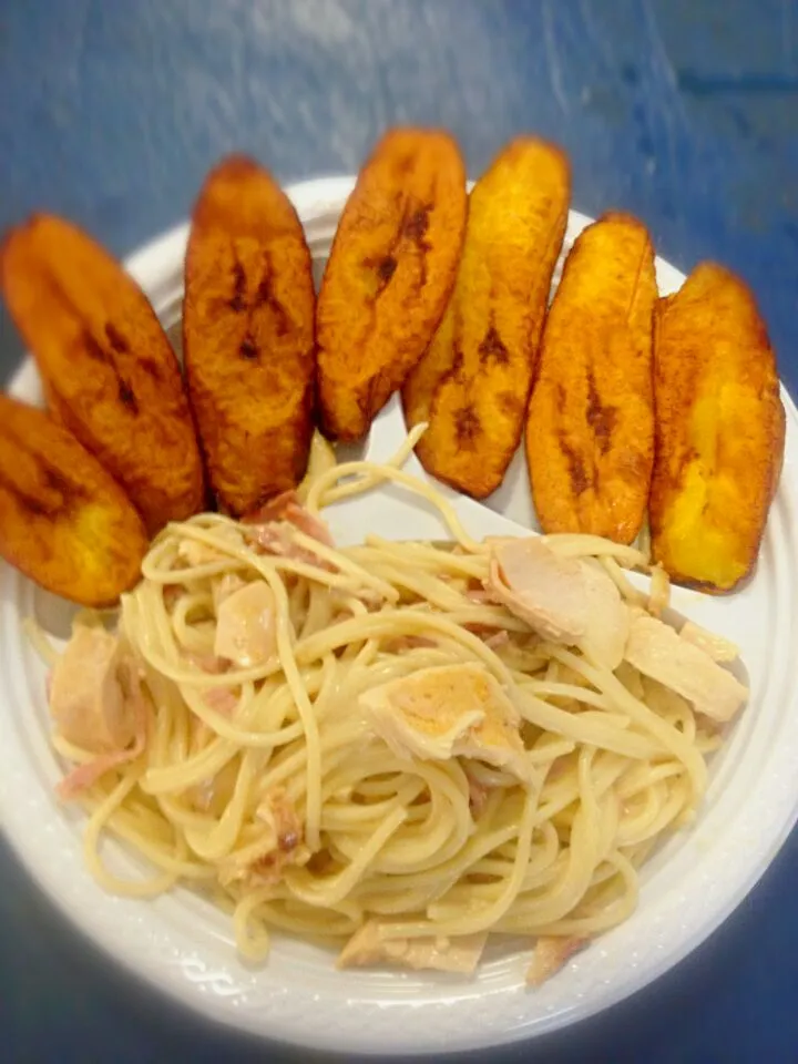 spaghetti cordon Bleu. chickens, bacon, ham, and Alfredo Sauce. With a side of ripe plantains (amarillitos)|Daniel Ayalaさん