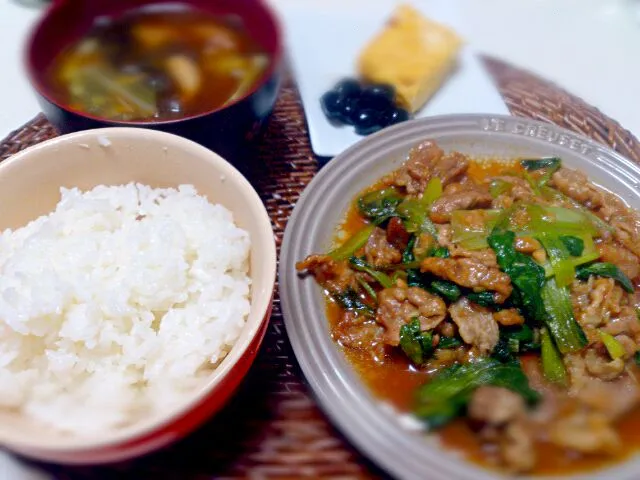 豚と小松菜のにんにく醤油炒め キャベツしめじお麩の赤だし だし巻き 黒豆|にゃろめさん