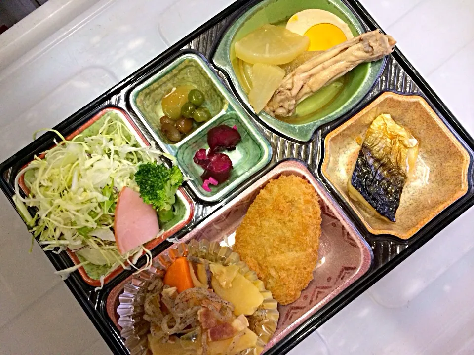 Snapdishの料理写真:日替わり弁当 煮玉子入り大根と手羽先の煮物 豊川市の弁当宅配店です。|Naokazu Kuritaさん