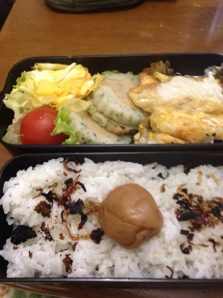 Snapdishの料理写真:お弁当  カレのピカタ 変わり蒲鉾(ホタテ巻き) 錦糸卵 サニーレタス ミニトマト|Mariko Washioさん