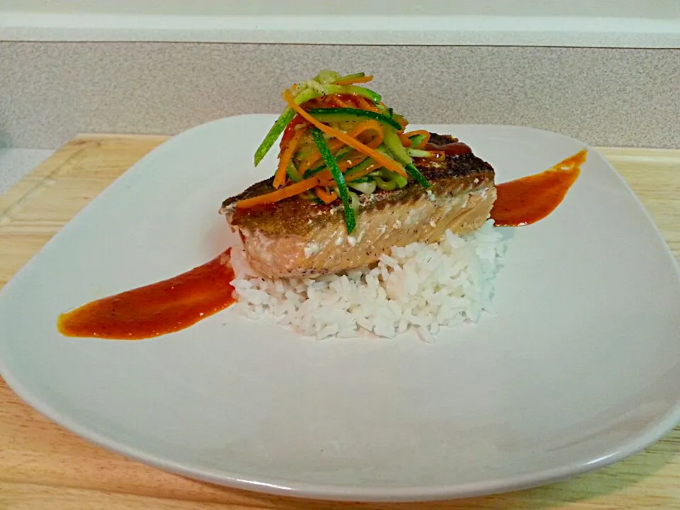 Pan seared salmon w/ roasted red pepper sauce and blanched vegetables|kaylaさん