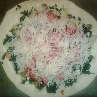 Before: Vegetarian pizza w/Alfredo sauce, spinach, green olives, artichoke hearts, tomatoes, onion, feta and mozzarella cheeses|Lyn Demafelisさん