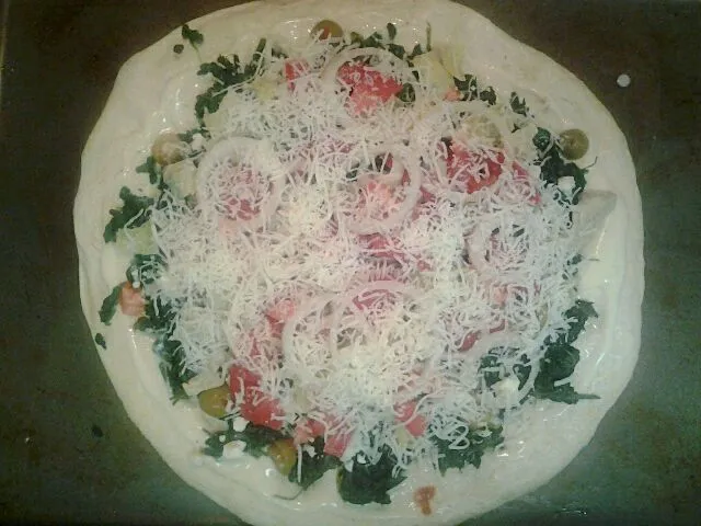 Before: Vegetarian pizza w/Alfredo sauce, spinach, green olives, artichoke hearts, tomatoes, onion, feta and mozzarella cheeses|Lyn Demafelisさん