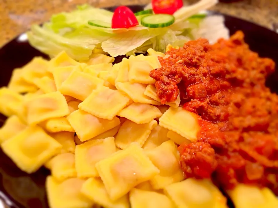 Cheese ravioli with meat sauce|Tomoさん