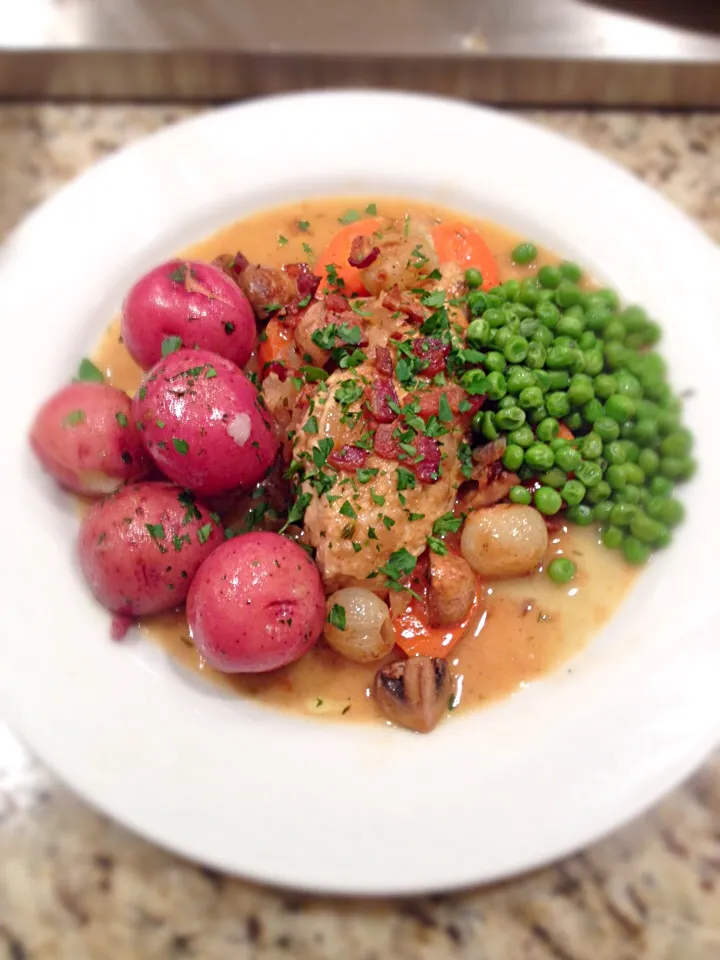 Coq au vin blanc served with new potatoes and peas.|Allisonさん