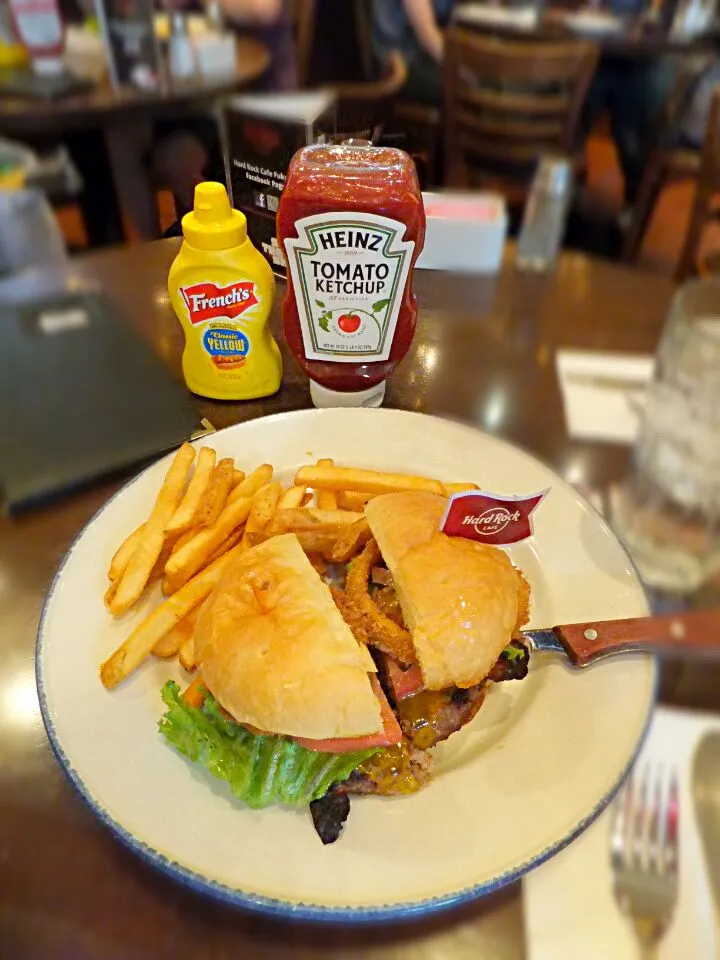 Snapdishの料理写真:ヤフオクドーム「HardRock cafe」のハンバーガー|たかたかლ(^o^ლ)さん