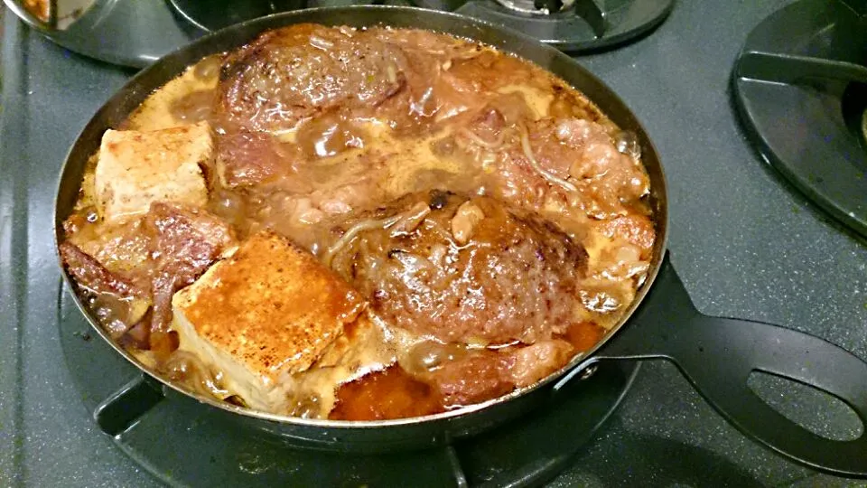 グリルパンで煮込みハンバーグ。
お肉屋産で和牛ハンバーグを買って手抜き晩御飯。
牛スジスープとデミグラスソースでグツグツ煮込みました。
焼き豆腐も余ってたから一緒に煮ました☺|akemi🐝さん