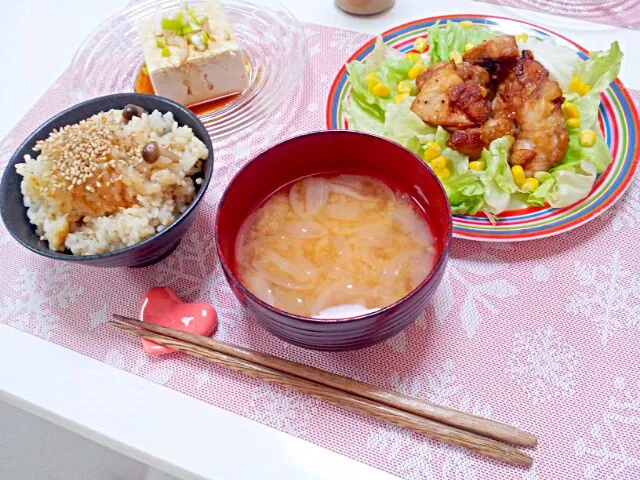 Snapdishの料理写真:今日の夕食 からあげ、冷奴、しめじごはん、玉ねぎの味噌汁|pinknari🐰🌈さん