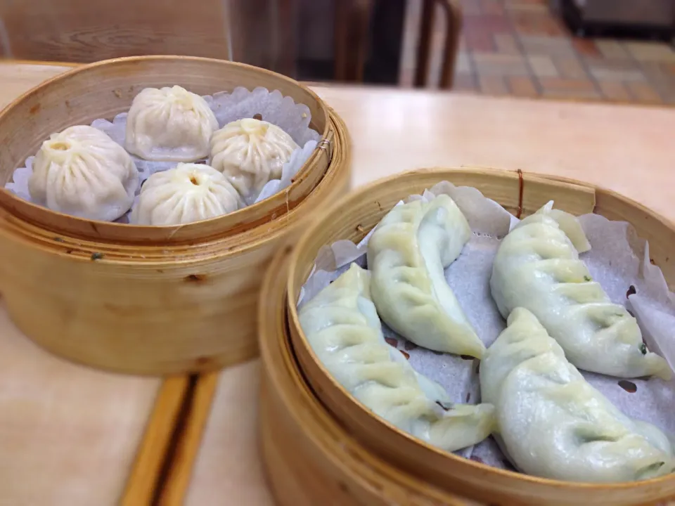 Snapdishの料理写真:小籠包&素菜餃子 Siu Lung Bao and Vegetarian dumpling|PeonyYanさん