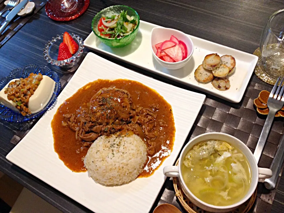 昨日の残り物ハッシュドビーフでデミグラスハンバーグ、コンソメスープ、ゆかり納豆豆腐、菊芋と水菜フレンチサラダ、赤カブ甘酢、里芋ソテー、苺。|かれんさん