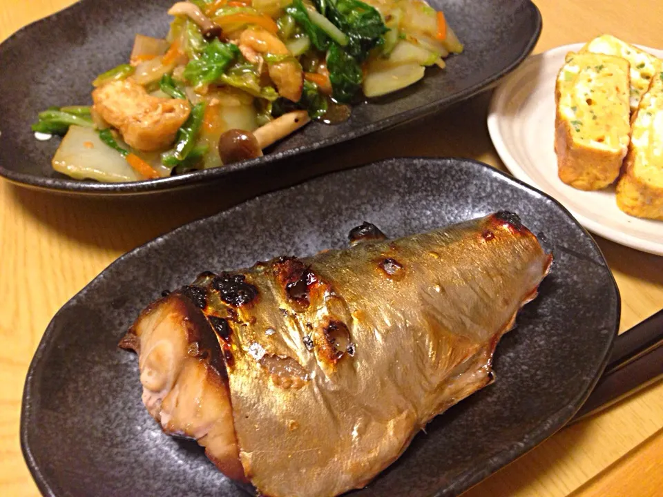 焼き鯖、白菜と油揚げの炒め物、ねぎ入り玉子焼き。|liccaさん