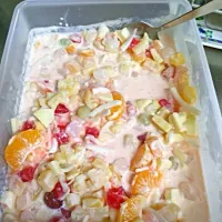 Snapdishの料理写真:Fresh fruit creme salad🍎🍏🍊🍋🍒🍇🍉🍓🍑🍈🍌🍐🍍|Luvy Lumanas Saitoさん