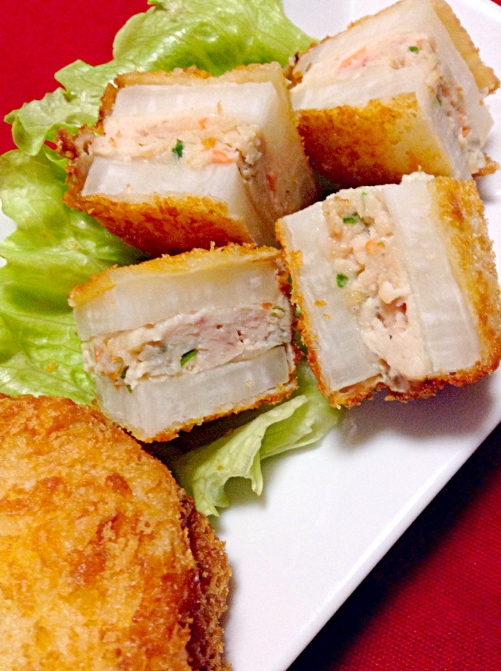 大根の挟み揚げ🍀 Deep-Fried Daikon-Radish and Chicken Sandwiches.