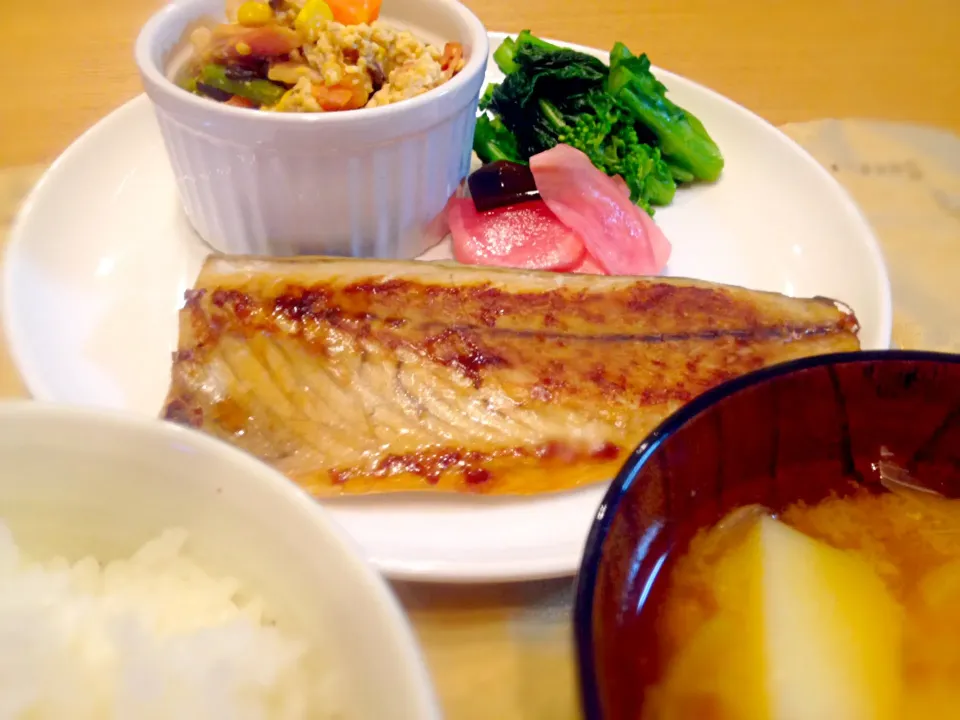 鯖の塩焼きと炒り卵のお手軽定食|たまごさん