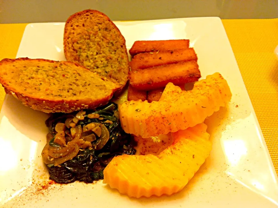 Spinach with catalup, polenta fries and whole grain and rock melon.|Jorge Bernal Márquezさん